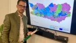 Landesrat Sebastian Schuschnig zeigt den Kärntner Breitband-Fleckerlteppich. (Bild: Wassermann Kerstin)