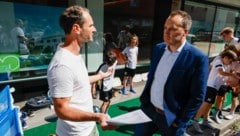 Vereinsvertreter übergaben die Petition an Wilhelm Fenninger, Geschäftsführer von „Die Salzburg“. (Bild: Markus Tschepp)