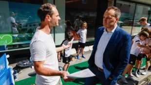 Vereinsvertreter übergaben die Petition an Wilhelm Fenninger, Geschäftsführer von „Die Salzburg“. (Bild: Markus Tschepp)