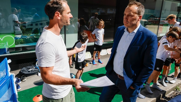 Vereinsvertreter übergaben die Petition an Wilhelm Fenninger, Geschäftsführer von „Die Salzburg“. (Bild: Markus Tschepp)