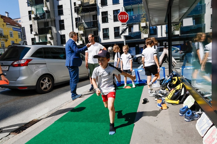 Bei der Übergabe der Petition zeigten die Nachwuchskicker ihr Können.