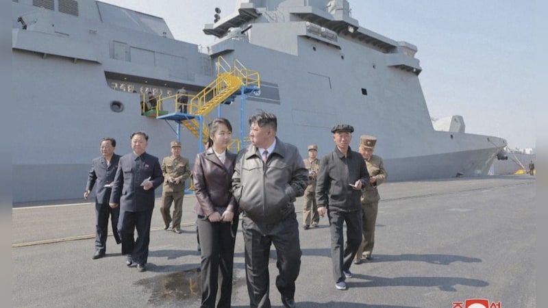 Der nordkoreanische Machthaber hat zusammen mit seiner Tochter das neue 5000-Tonnen-Kriegsschiff „Choe Hyon“ inspiziert. (Bild: Screenshot: kameraOne)