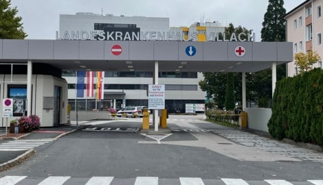 Die Rettungskräfte brachten den Verletzten ins LKH Villach.