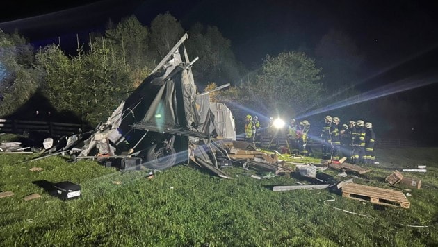 Auf der Wurzenpassstraße auf Höhe Krainegg kam der Lastwagen nach dem Überschlag zum Liegen. Die Freiwillige Feuerwehr Siebenbrünn-Riegersdorf sowie Kollegen aus Arnoldstein und Fürnitz standen neben Polizei und Rettung im Einsatz.   (Bild: Freiwillige Feuerwehr Siebenbrünn-Riegersdorf)