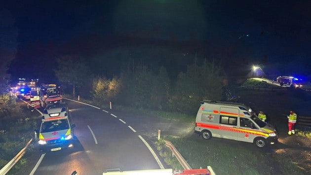 Auch Rettung und Polizei standen im Einsatz. (Bild: Freiwillige Feuerwehr Siebenbrünn-Riegersdorf)