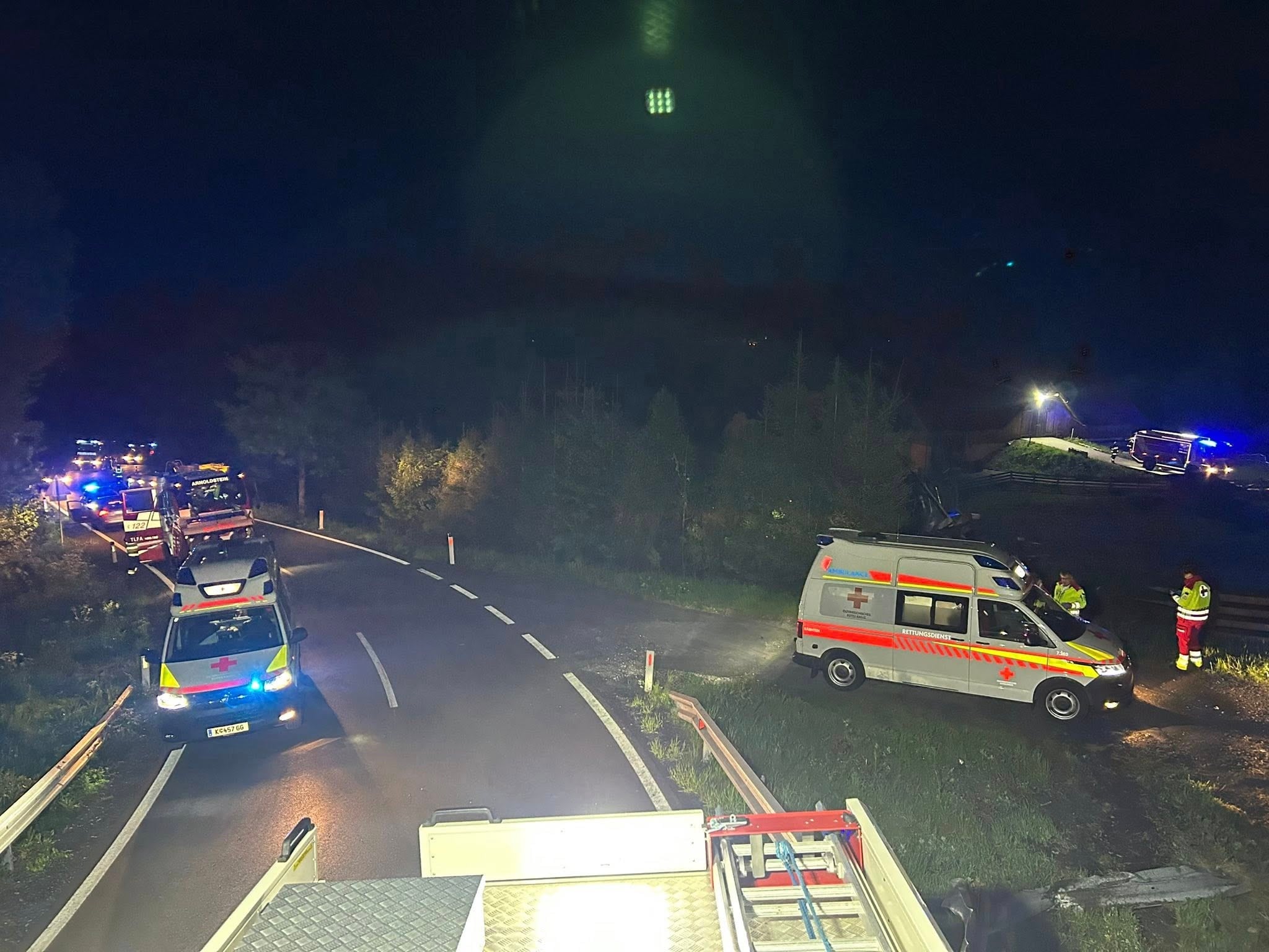Auch Rettung und Polizei standen im Einsatz. (Bild: Freiwillige Feuerwehr Siebenbrünn-Riegersdorf)