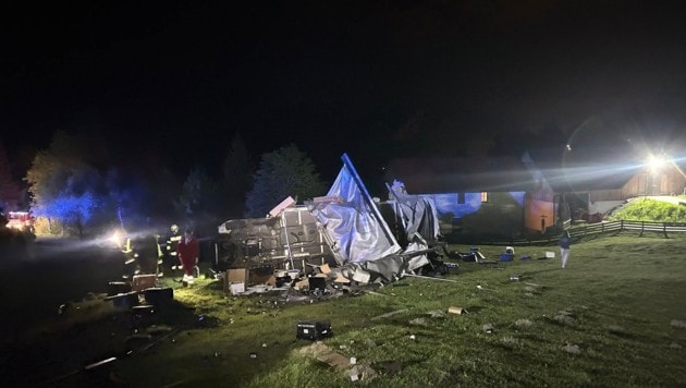 Die Fracht, lauter Elektrogeräte, waren über die Wiese verstreut. (Bild: Freiwillige Feuerwehr Siebenbrünn-Riegersdorf)