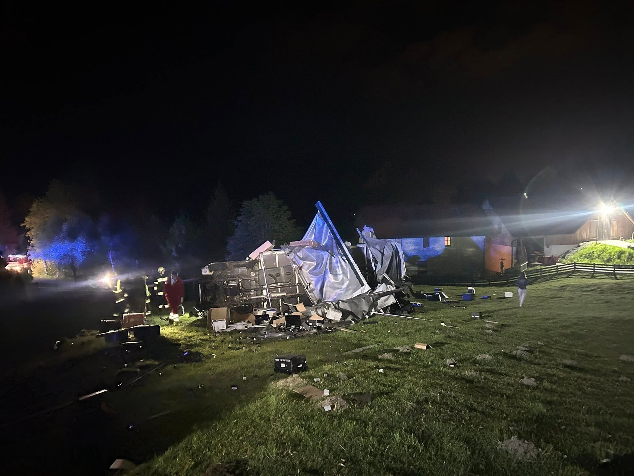 Die Fracht, lauter Elektrogeräte, waren über die Wiese verstreut. (Bild: Freiwillige Feuerwehr Siebenbrünn-Riegersdorf)