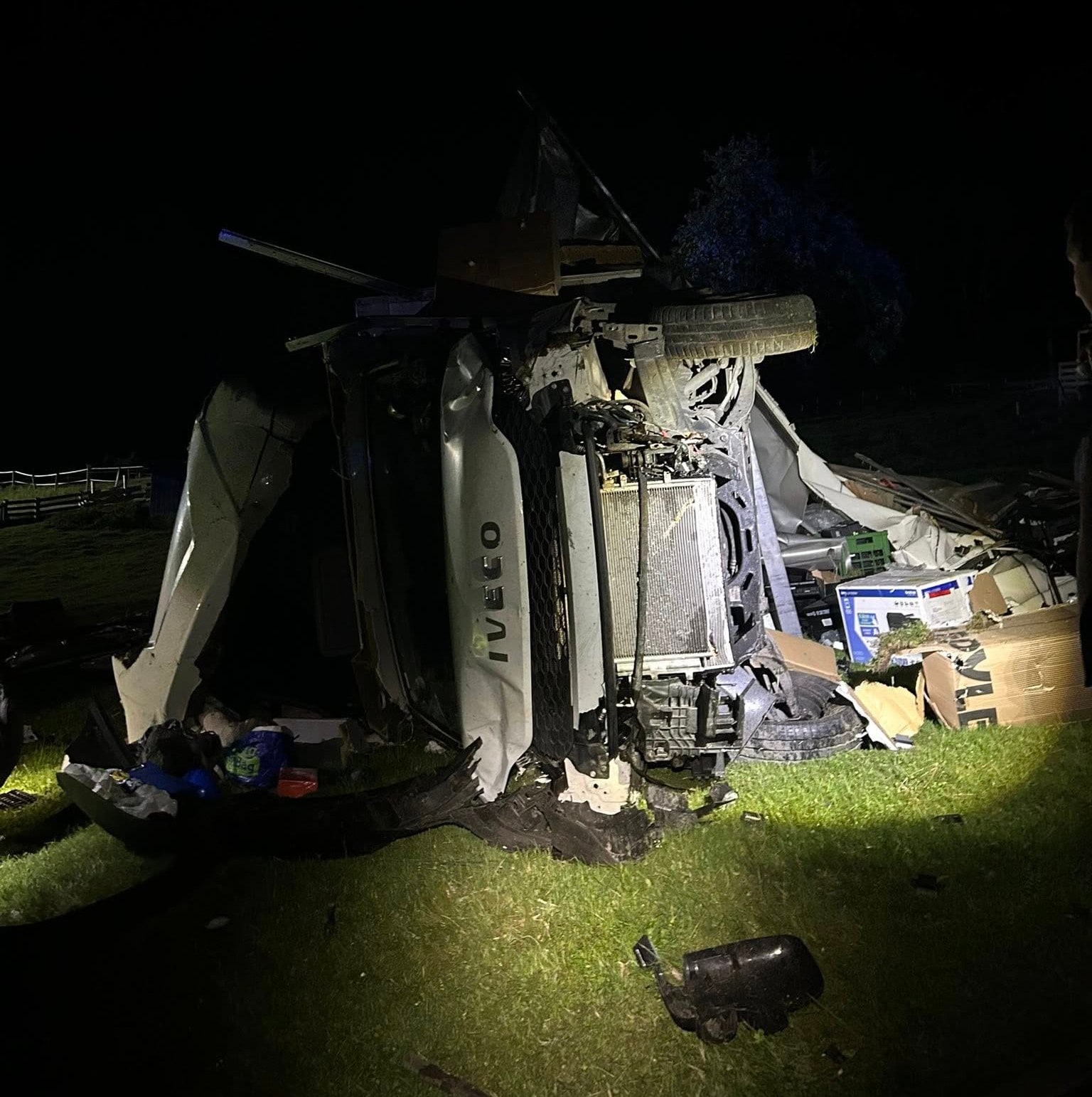 Der Lkw ist ein Totalschaden, der Lenker unverletzt. (Bild: Freiwillige Feuerwehr Siebenbrünn-Riegersdorf)