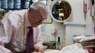 Kirchenschneider Raniero Mancinelli kleidet bereits seit 70 Jahren Ordensleute ein. (Bild: AP/Gregorio Borgia)