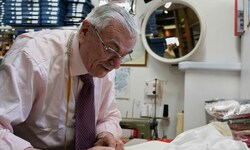 Kirchenschneider Raniero Mancinelli kleidet bereits seit 70 Jahren Ordensleute ein.