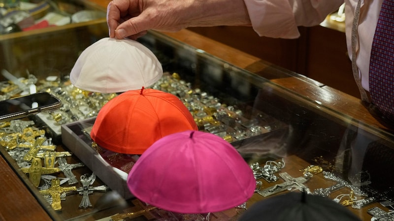Zum Papst-Gewand gehören unter anderem auch Hütchen. (Bild: AP/Gregorio Borgia)