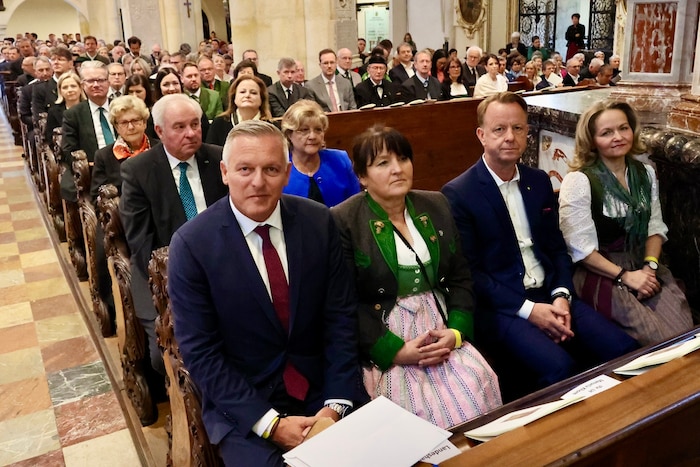Kunasek tritt wieder in die Kirche ein, führt entsprechende Gespräche.