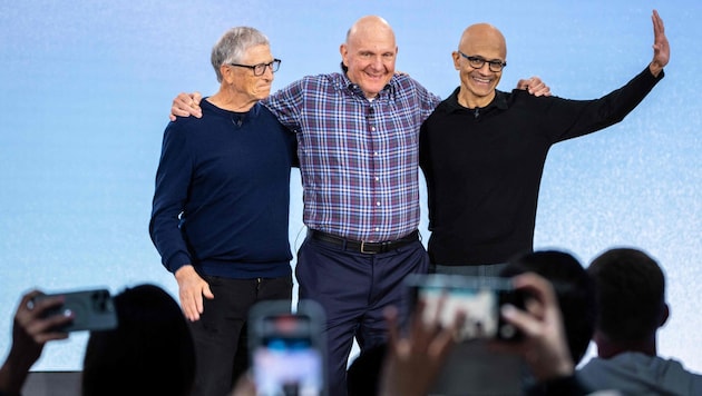 Microsoft-Gründer Bill Gates, Nachfolger Steve Ballmer und der aktuelle Microsoft-CEO Satya Nadella feierten kürzlich gemeinsam das 50-jährige Bestehen der Firma. (Bild: AFP/STEPHEN BRASHEAR)