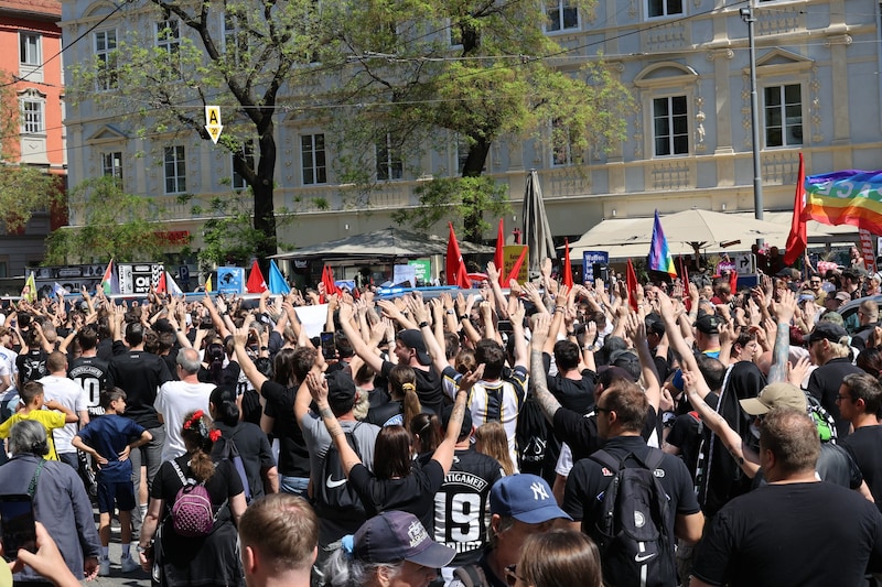 Die Fans von SK Sturm Graz trafen auf die KPÖ. (Bild: Jauschowetz Christian)