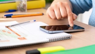 Die Handynutzung in Österreichs Klassenzimmern ist künftig nur noch unter gewissen Bedingungen möglich, grundsätzlich herrscht Smartphone-Verbot. (Bild: © by CUNAPLUS)