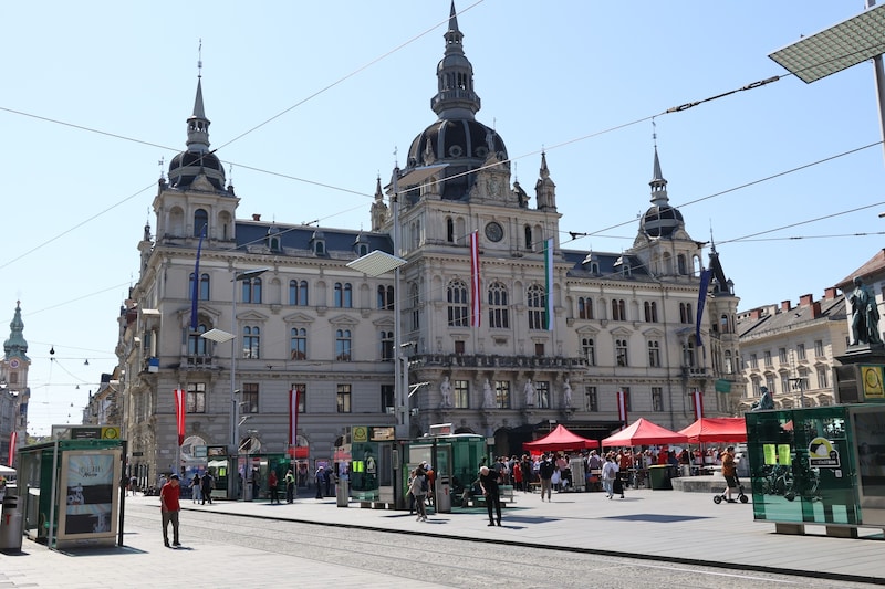 Österreich-Flaggen am Grazer Rathaus (Bild: Jauschowetz Christian)