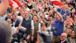Herbert Kickl unter Parteifreunden (rechts OÖ-Obmann Manfred Haimbuchner) Donnerstagmittag im Bierzelt in Linz-Urfahr.  (Bild: Wenzel Markus)
