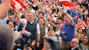 Herbert Kickl unter Parteifreunden (rechts OÖ-Obmann Manfred Haimbuchner) Donnerstagmittag im Bierzelt in Linz-Urfahr.  (Bild: Wenzel Markus)