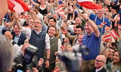 Herbert Kickl unter Parteifreunden (rechts OÖ-Obmann Manfred Haimbuchner) Donnerstagmittag im ...