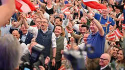 Herbert Kickl unter Parteifreunden (rechts OÖ-Obmann Manfred Haimbuchner) Donnerstagmittag im Bierzelt in Linz-Urfahr.  (Bild: Wenzel Markus)