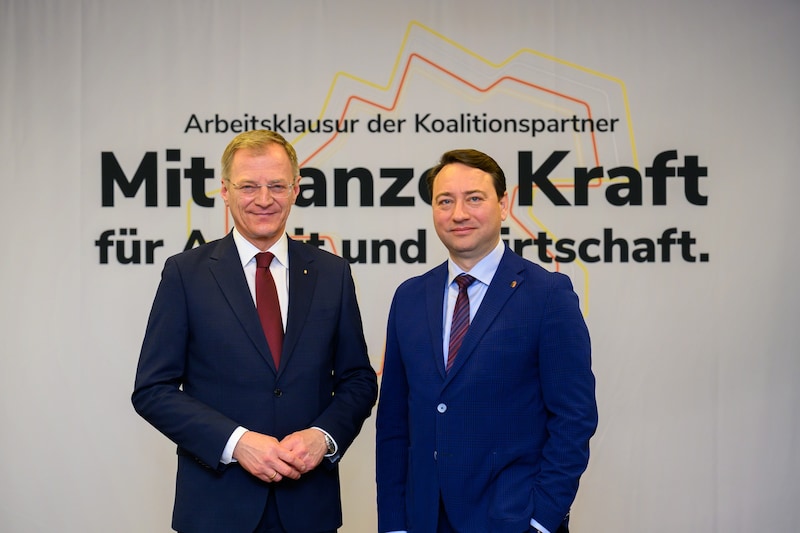 ÖVP und FPÖ kooperieren in Oberösterreich, bilden dort sogar eine Koalition. Auf Bundesebene tobt allerdings ein mächtiger Kampf.  (Bild: Kerschbaummayr Werner)