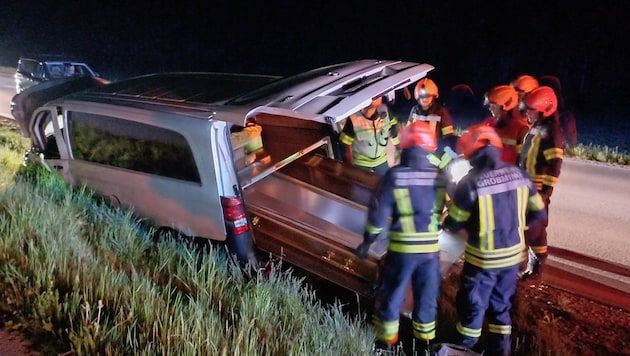 Unfall mit einem deutschen Bestattungswagen (Bild: BFV Liezen)