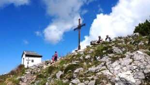 Ein Kreuz und eine Kapelle auf einem Gipfel gibt es wohl fast nur auf dem Spitzstein. (Bild: Peter Freiberger)