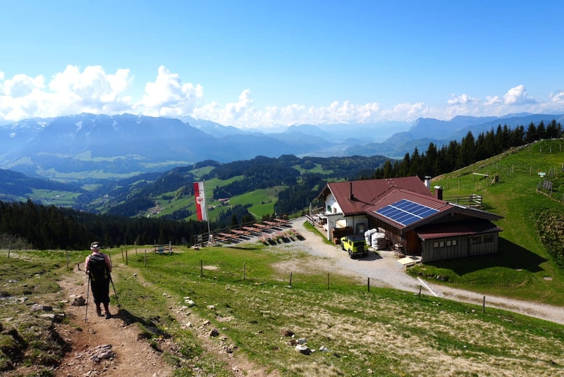 Rechts über der Altkaser Alm beginnt der Steig zu unserem familientauglichen Gipfel. Links im Hintergrund ist der Zahme Kaiser zu sehen. (Bild: Peter Freiberger)