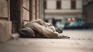 Beamte wurden zu einer reglosen Person auf der Straße gerufen. Doch vor Ort nahm der Fall eine drastische Wendung (Symbolbild).  (Bild: dinastya - stock.adobe.com)