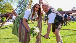 Eva und Christian gaben sich am 1. Mai das Jawort und halfen anschließend beim Maibaumaufstellen ...
