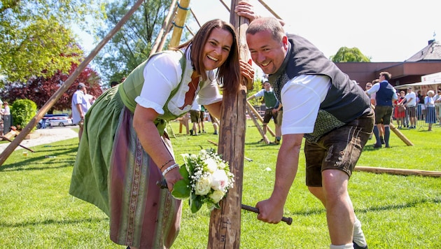 Eva und Christian gaben sich am 1. Mai das Jawort und halfen anschließend beim Maibaumaufstellen in Grödig mit.  (Bild: Tröster Andreas)
