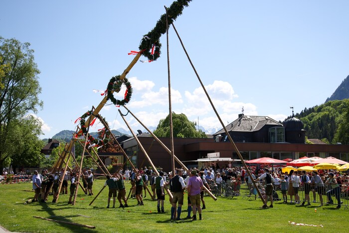 Maibaumaufstellen in Grödig