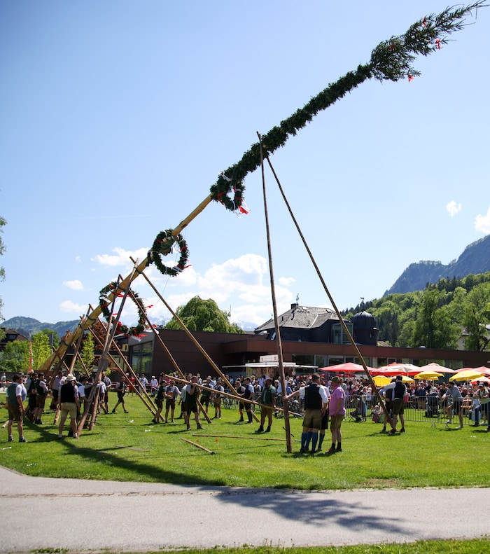 Maibaumaufstellen in Grödig