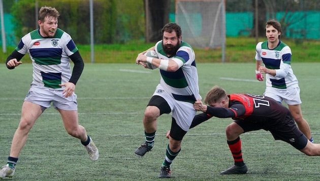 Clemens Zavarsky (Mitte) feiert mit 41 sein Debüt für das Rugby-Nationalteam. (Bild: Ronald Wurwal)