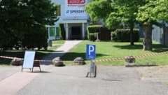 Zwei Feuerwehrleute sowie weitere Person wurden bei dem Brand verletzt. Aktuell ist das ...