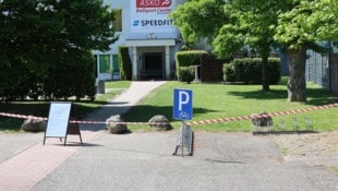 Zwei Feuerwehrleute sowie weitere Person wurden bei dem Brand verletzt. Aktuell ist das Sportzentrum außer Betrieb. (Bild: Zwefo)