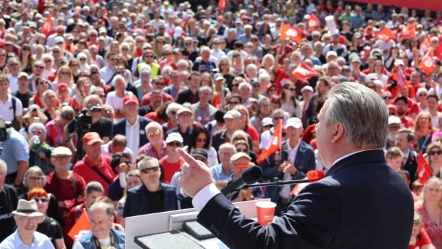 Bürgermeister Michael Ludwig (SPÖ) bereitete seine Parteifreunde schonend auf kommende Einsparungen vor. (Bild: Zwefo)