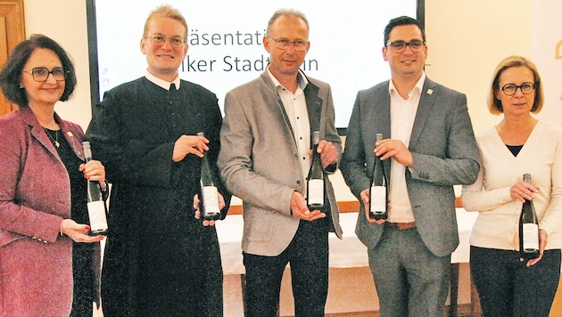 Gemeinsam wurde der Stadtwein präsentiert – und natürlich auch verkostet. (Bild: Crepaz Franz)