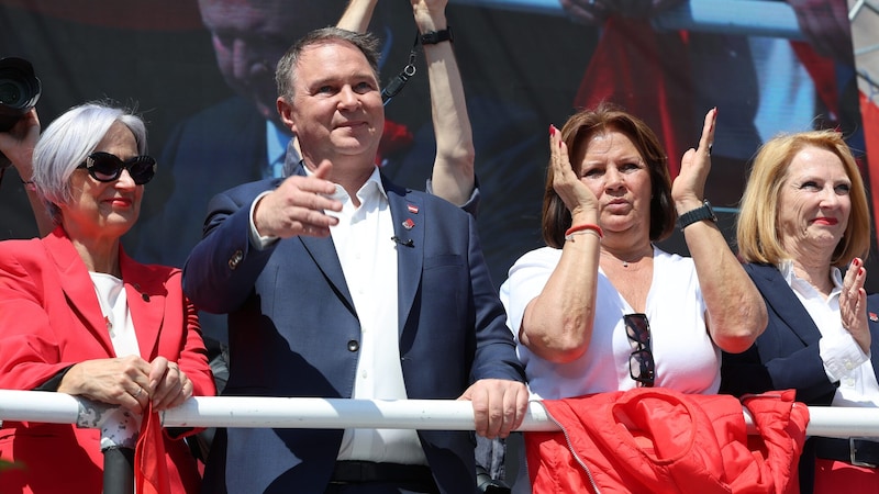 Justizministerin Anna Sporrer, Parteichef Andreas Babler, AK-Chefin Renate Anderl und Doris Bures, Dritte Präsidentin des Nationalrats (Bild: Zwefo)