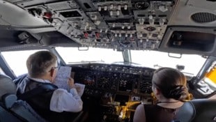 Thailands König Maha Vajiralongkorn und Königin Suthida (Bild: outsidersaviation/Youtube)