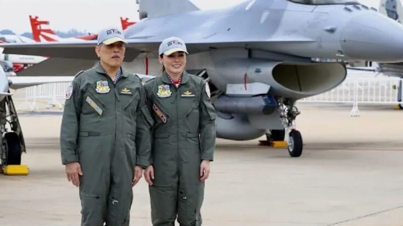 Thailands König Maha Vajiralongkorn und Königin Suthida am Flughafen (Bild: Thairoyalfamily)