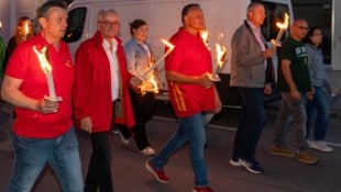 Traditioneller Fackelzug der SPÖ Bruckneudorf und Bruck an der Leitha: v.li.: Gerold Eder und dreimal Gerhard: nämlich Weil, Dreiszker und Bachmann.  (Bild: FRIEDRICH RADLSPAECK)