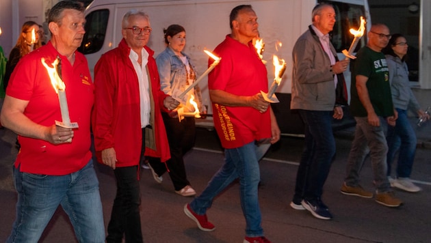 Traditioneller Fackelzug der SPÖ Bruckneudorf und Bruck an der Leitha: v.li.: Gerold Eder und dreimal Gerhard: nämlich Weil, Dreiszker und Bachmann.  (Bild: FRIEDRICH RADLSPAECK)