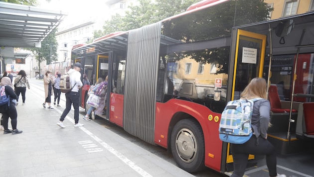 In einem Bus der Innsbrucker Verkehrsbetriebe passierte der Unfall. (Symbolbild) 