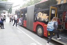 In einem Bus dieser Bauart ereignete sich der Zwischenfall. Das Opfer ist von dem Vorfall noch immer geschockt. (Bild: Birbaumer Christof)