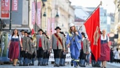 Der Tag der Arbeit in Oberösterreichs Landeshauptstadt: SPÖ und FPÖ zeigten am 1. Mai in Linz Flagge. Die Sozialdemokraten marschierten mit dem künftigen Parteichef Martin Winkler und Bürgermeister Dietmar Prammer auf, die FPÖ setzte mit „Volkskanzler“ Herbert Kickl und „Landeshauptmann“ Manfred Haimbuchner auf provokante Worte. (Bild: Wenzel Markus)