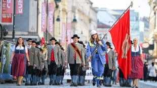 Der Tag der Arbeit in Oberösterreichs Landeshauptstadt: SPÖ und FPÖ zeigten am 1. Mai in Linz Flagge. Die Sozialdemokraten marschierten mit dem künftigen Parteichef Martin Winkler und Bürgermeister Dietmar Prammer auf, die FPÖ setzte mit „Volkskanzler“ Herbert Kickl und „Landeshauptmann“ Manfred Haimbuchner auf provokante Worte. (Bild: Wenzel Markus)