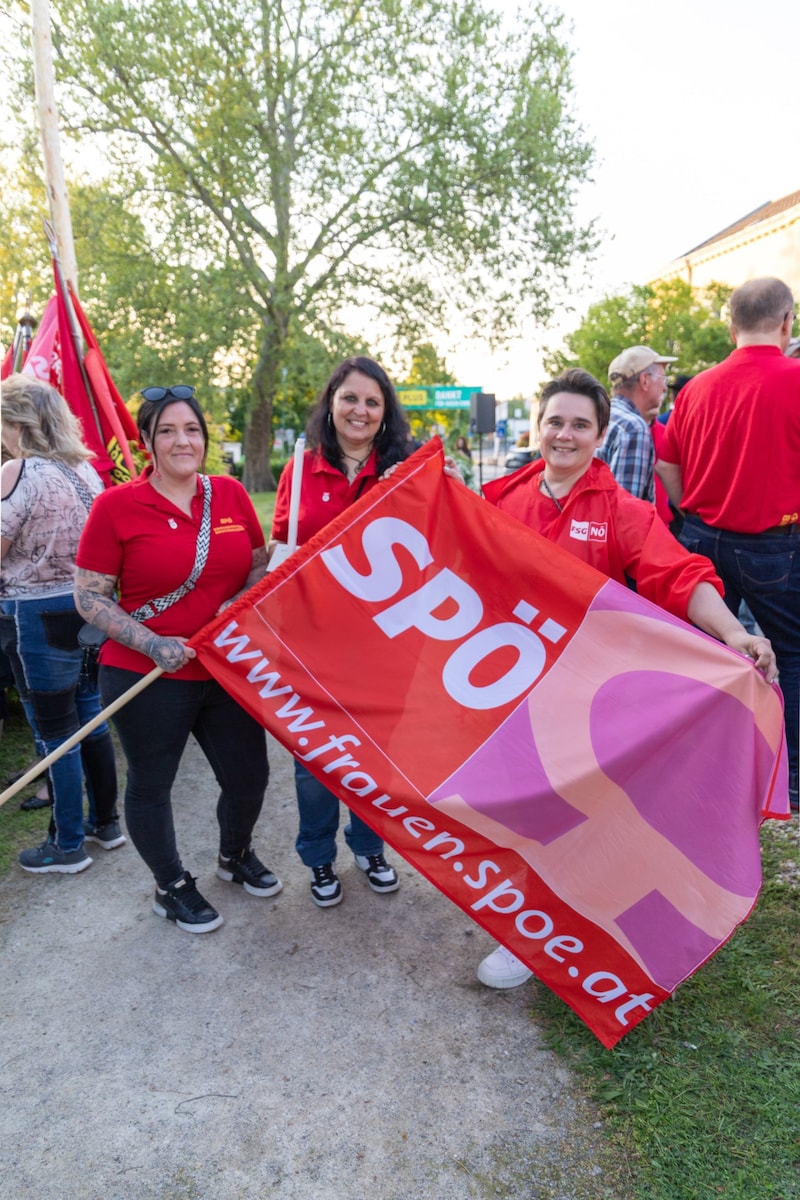 Die SPÖ Frauen waren beim Fackelzug in Bruckneudorf mit dabei.  (Bild: RADLSPAECK@GMAIL.COM)