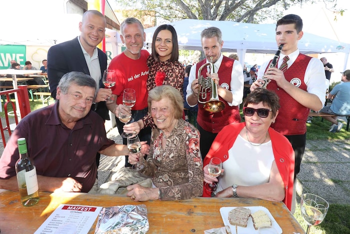 Maifest mit Musik in Wulkaprodersdorf: Vizebürgermeister Rene Pint durfte Astrid Eisenkopf und ...
